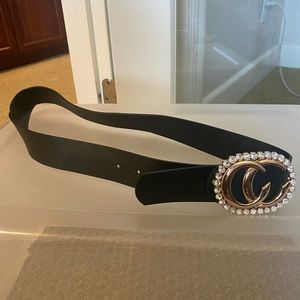 Gold loop belt with shine